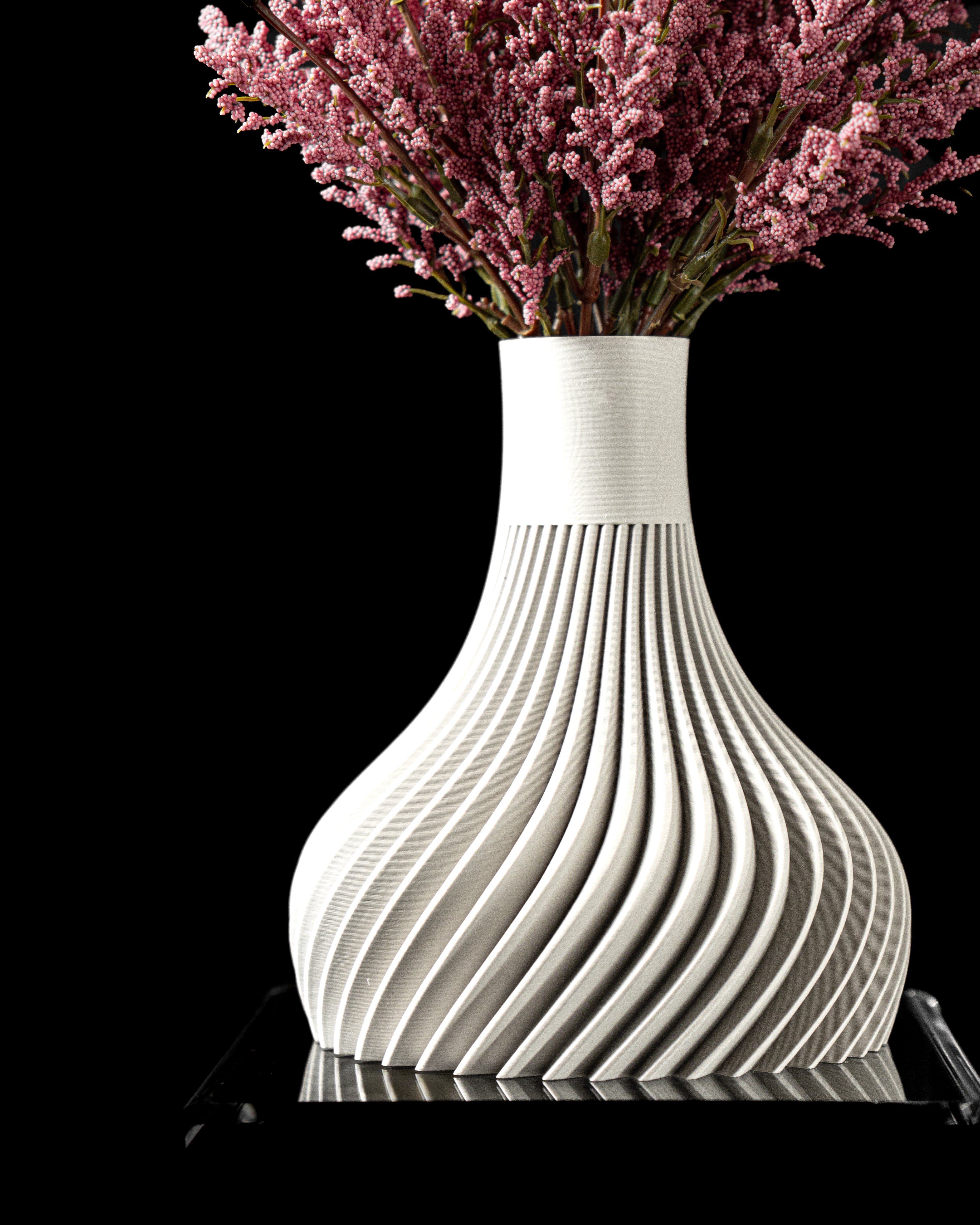 Ridged Flower Vase – Gekerbte Moderne Blumenpracht