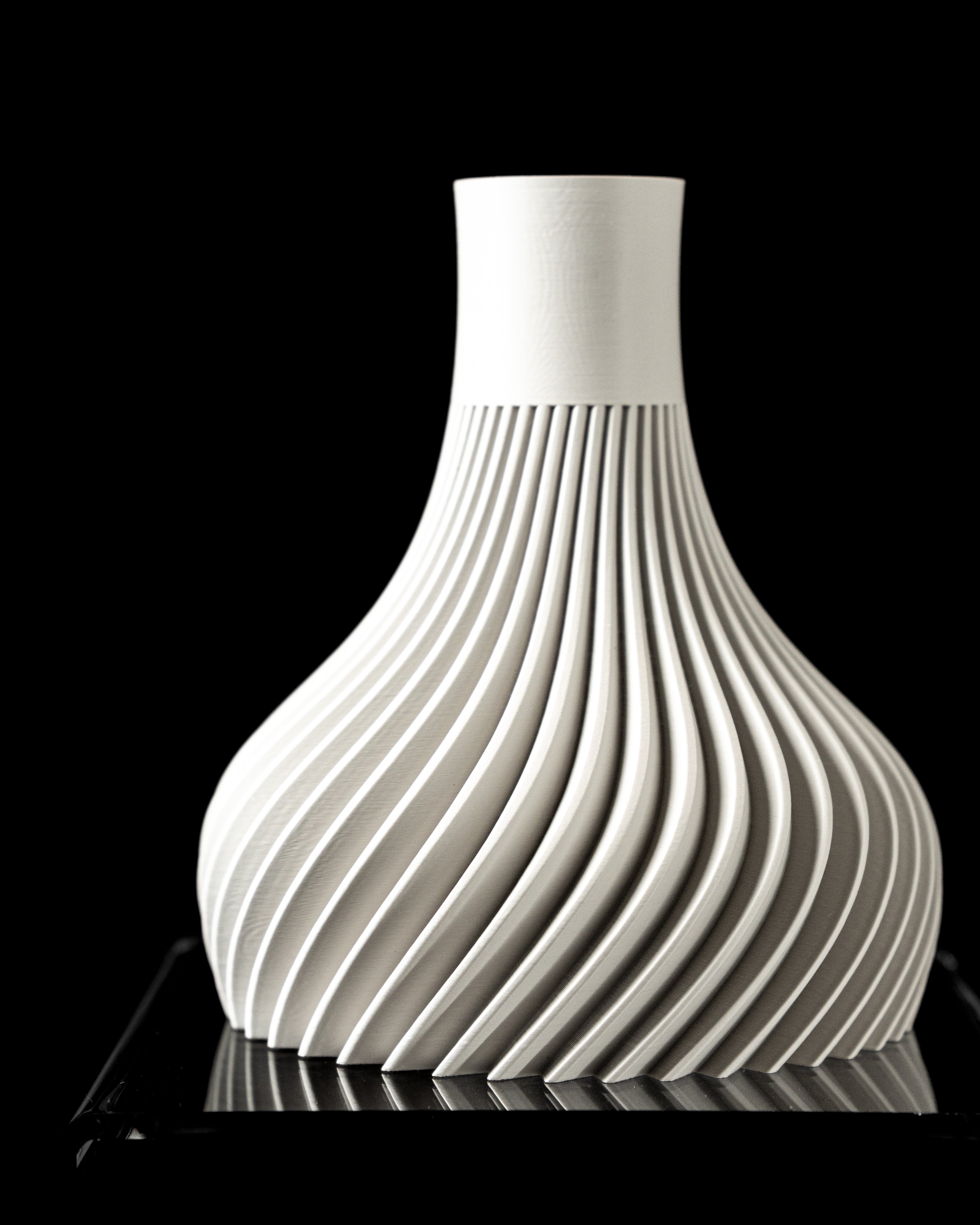 Ridged Flower Vase – Gekerbte Moderne Blumenpracht