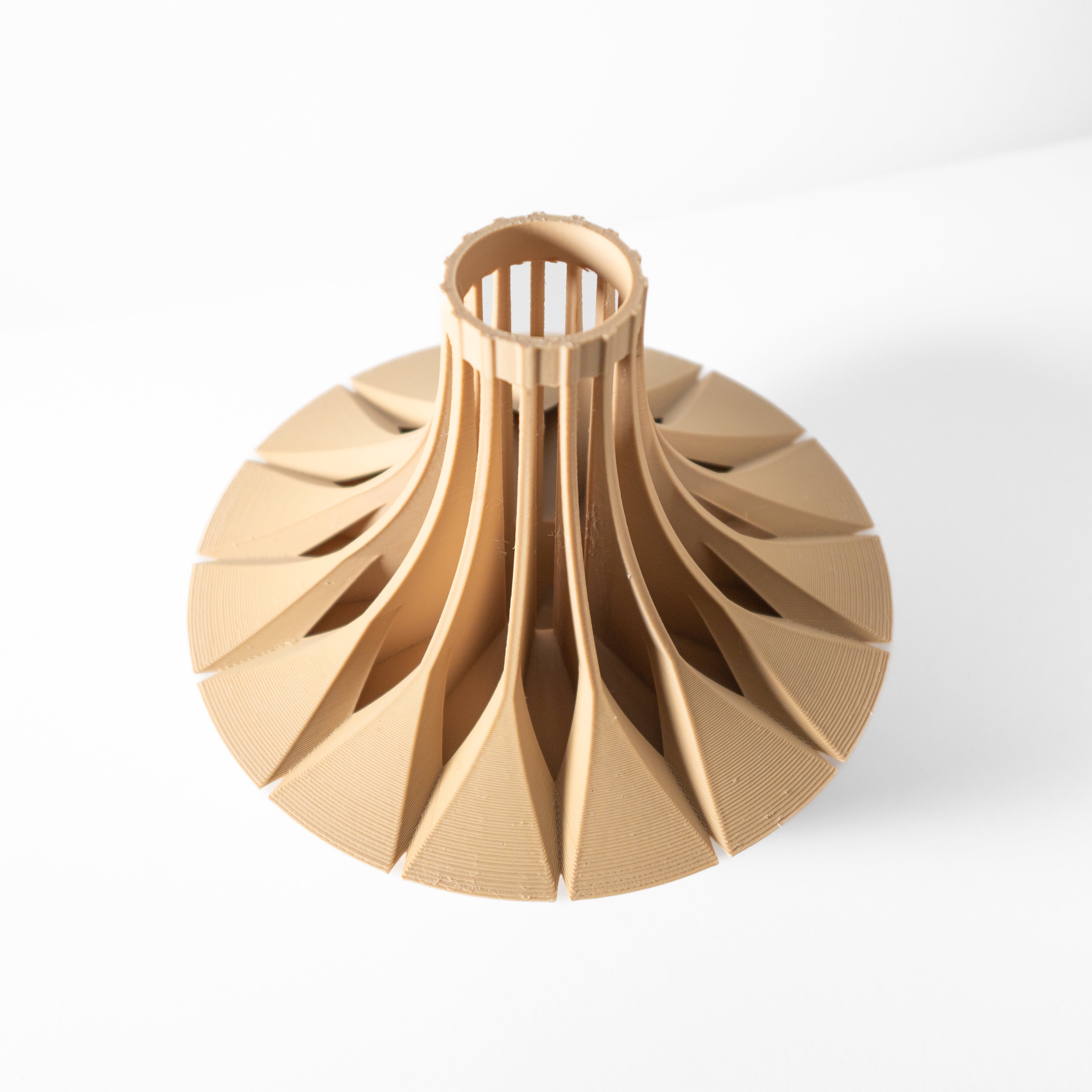 Savi Short Vase – Zierliche Moderne Blumenpracht