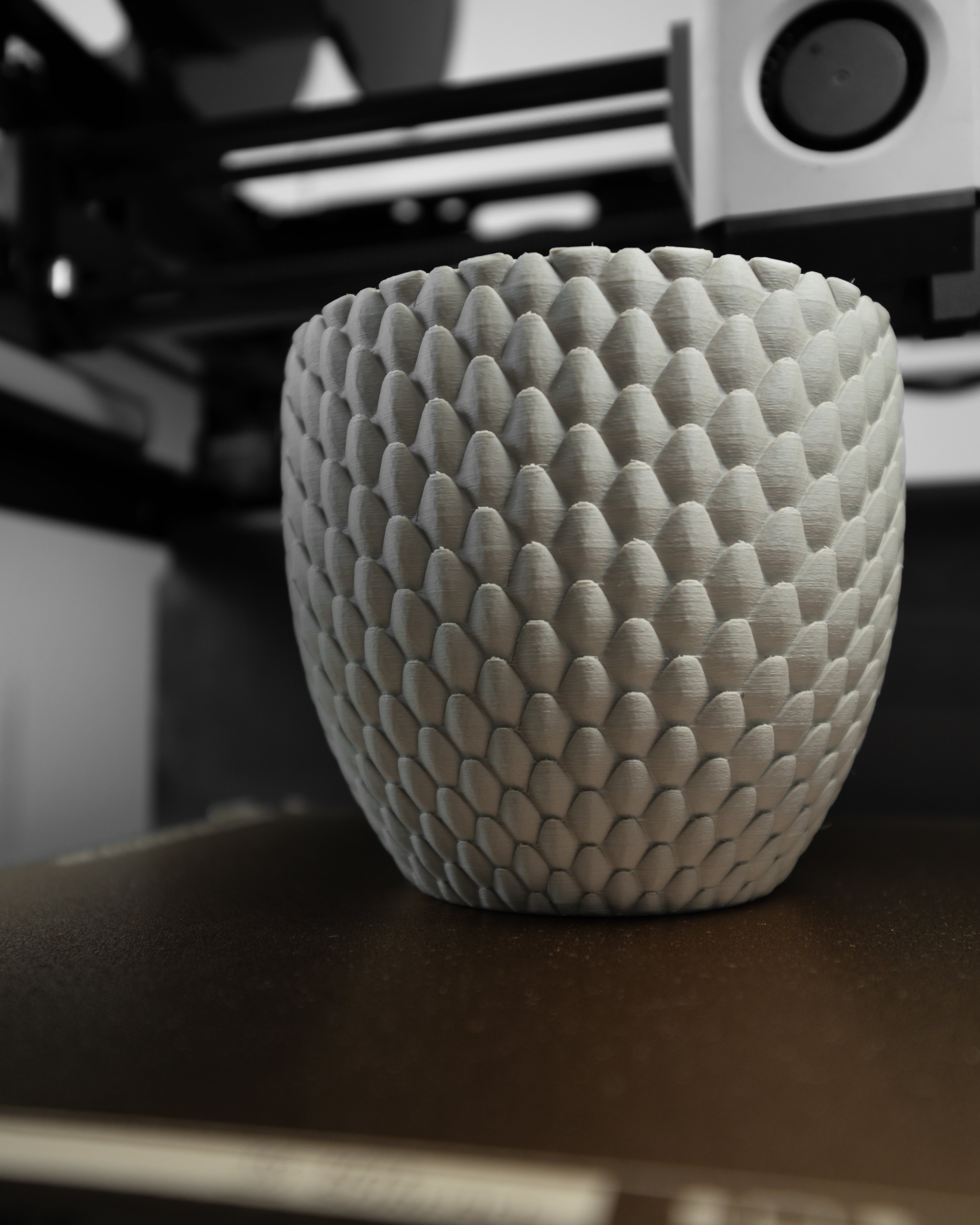 Dragonscale Planter 01 – Drachenartige Pflanzdekoration