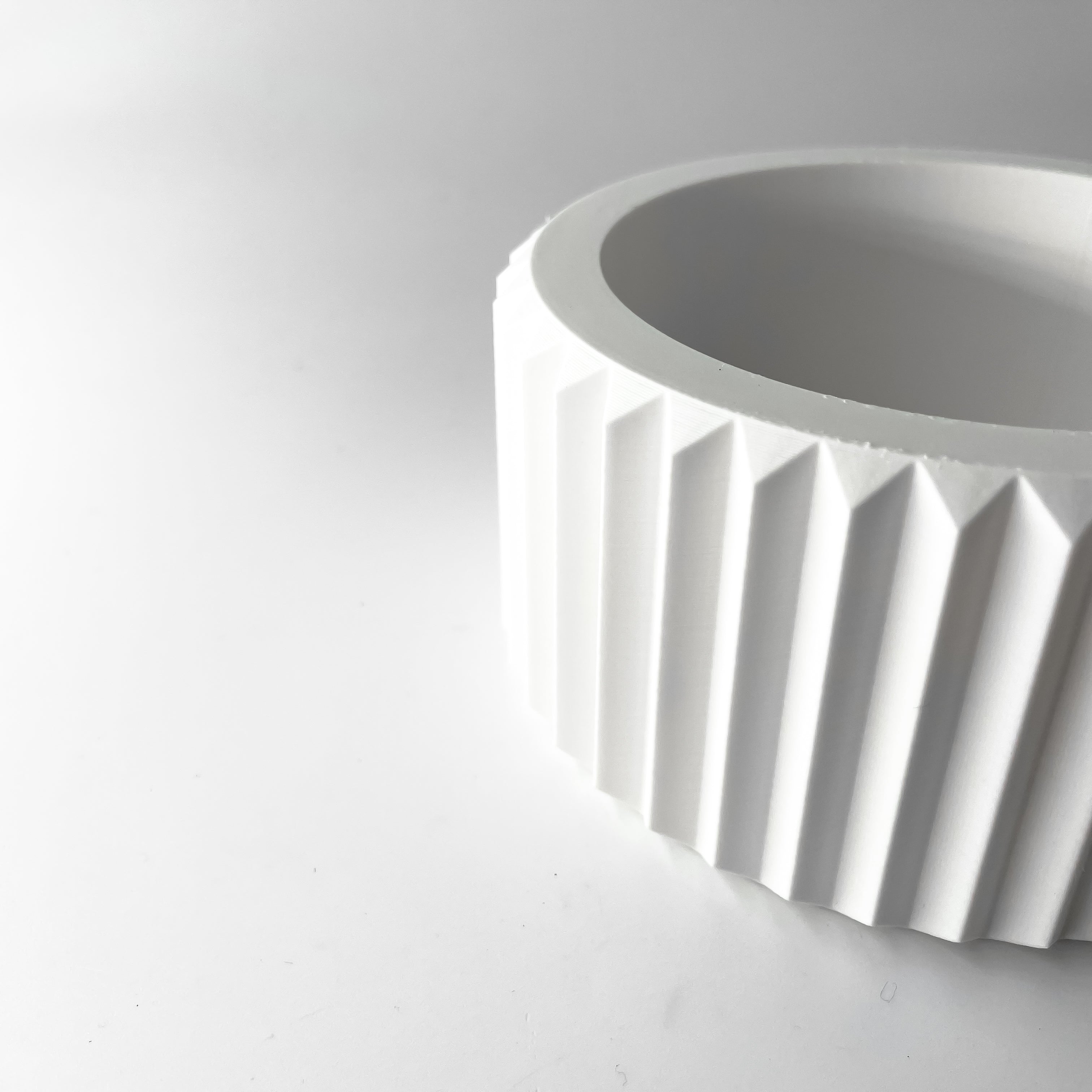 Rilas Planter Vase mit Ablauf – Ruhige Pflanzdekoration