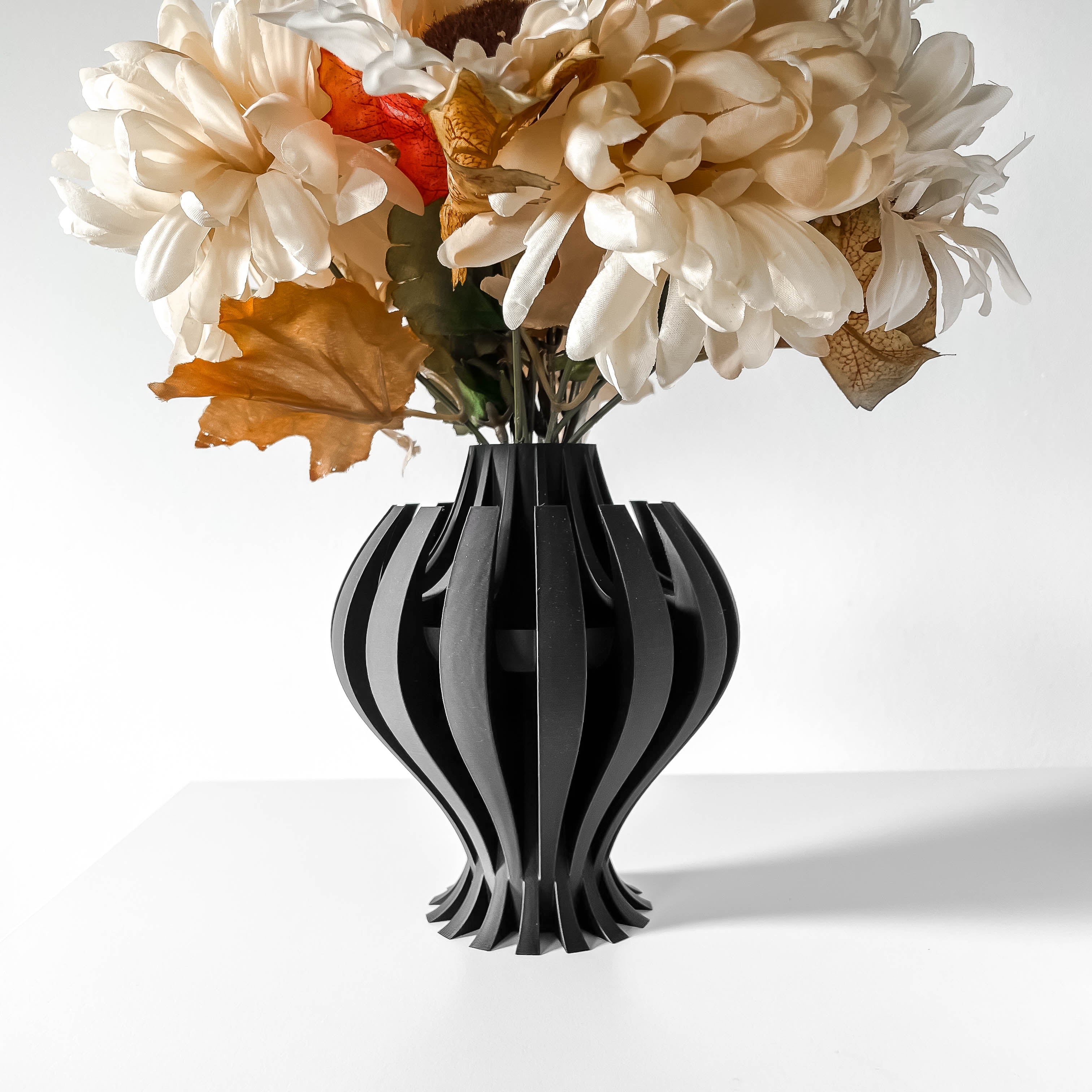 Nemesis Vase – Mächtige Moderne Blumenpracht