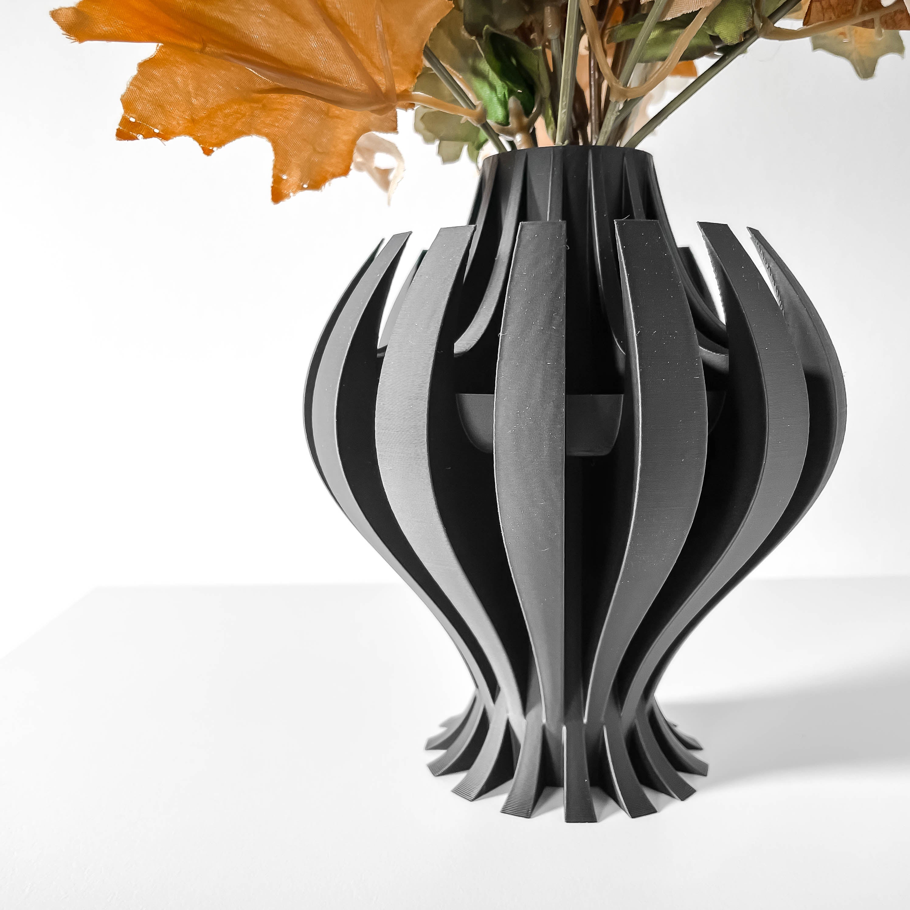 Nemesis Vase – Mächtige Moderne Blumenpracht