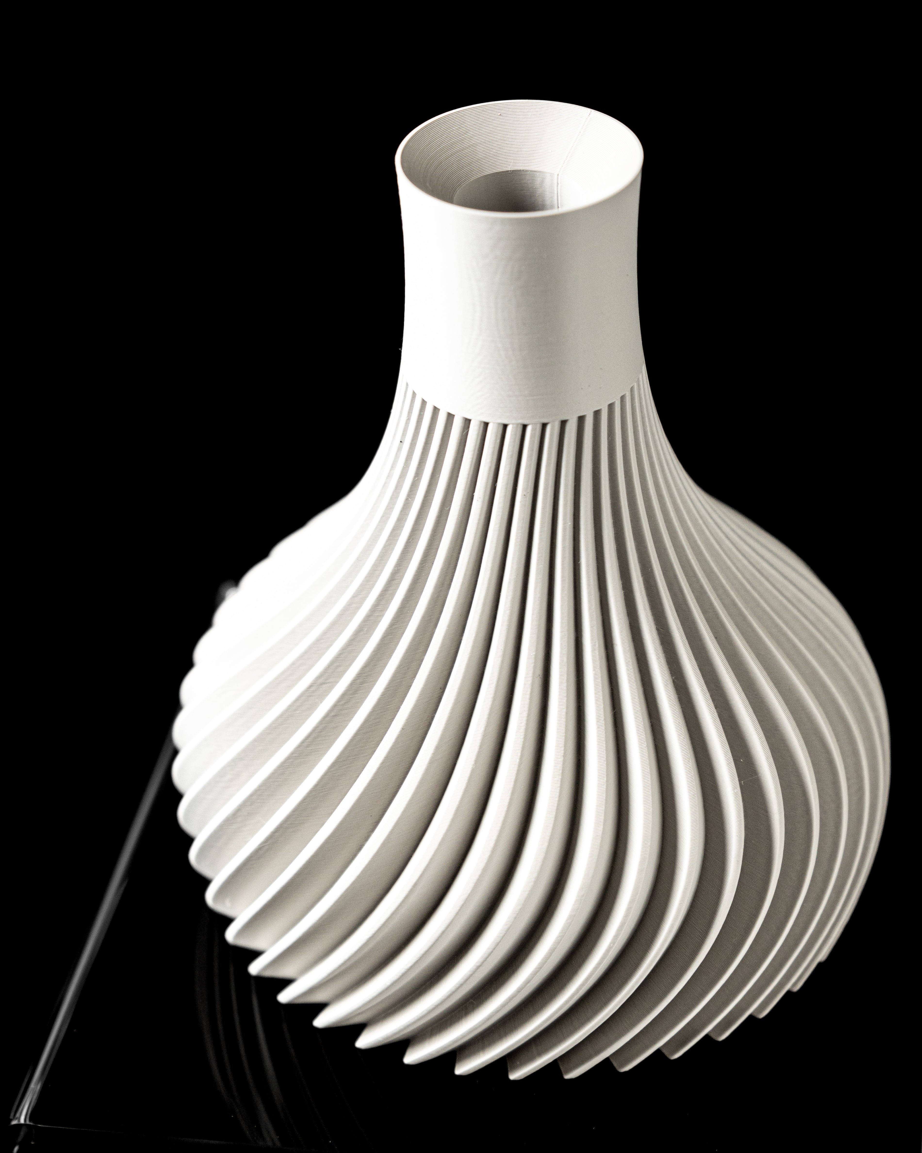 Ridged Flower Vase – Gekerbte Moderne Blumenpracht