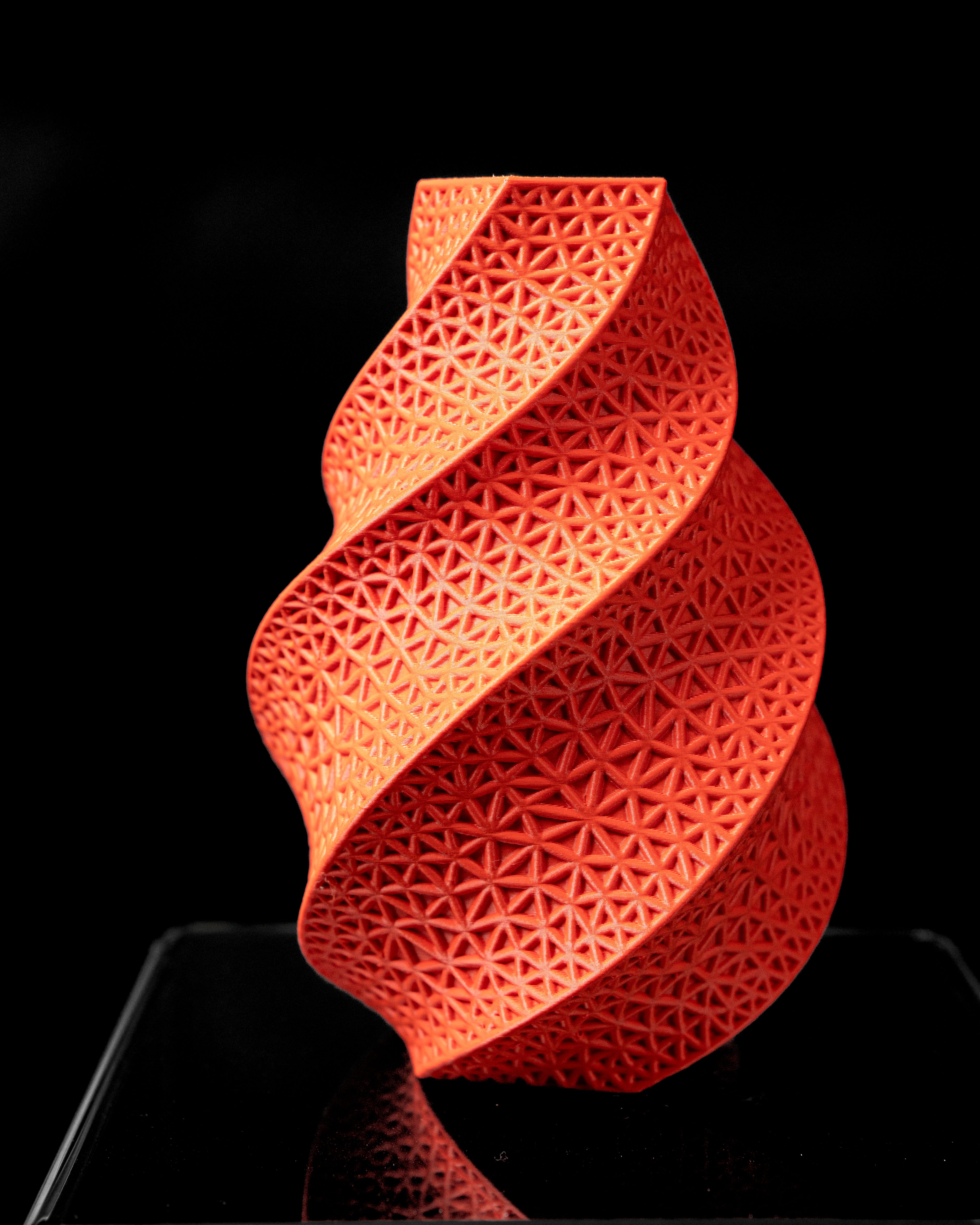 Wire Flower Vase – Drahtige Moderne Blumenpracht