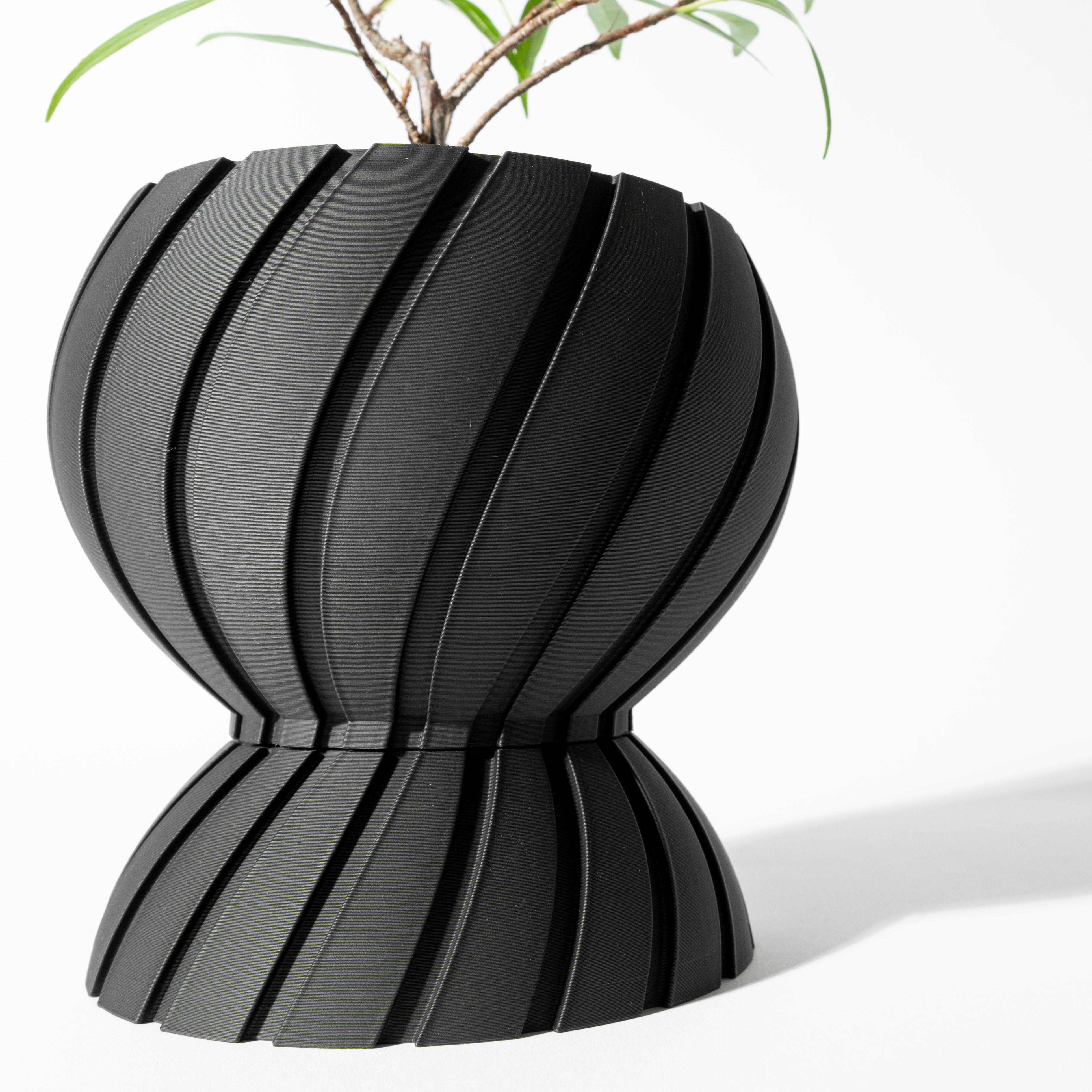 Maki Planter Vase mit Ablauf – Fließende Pflanzdekoration