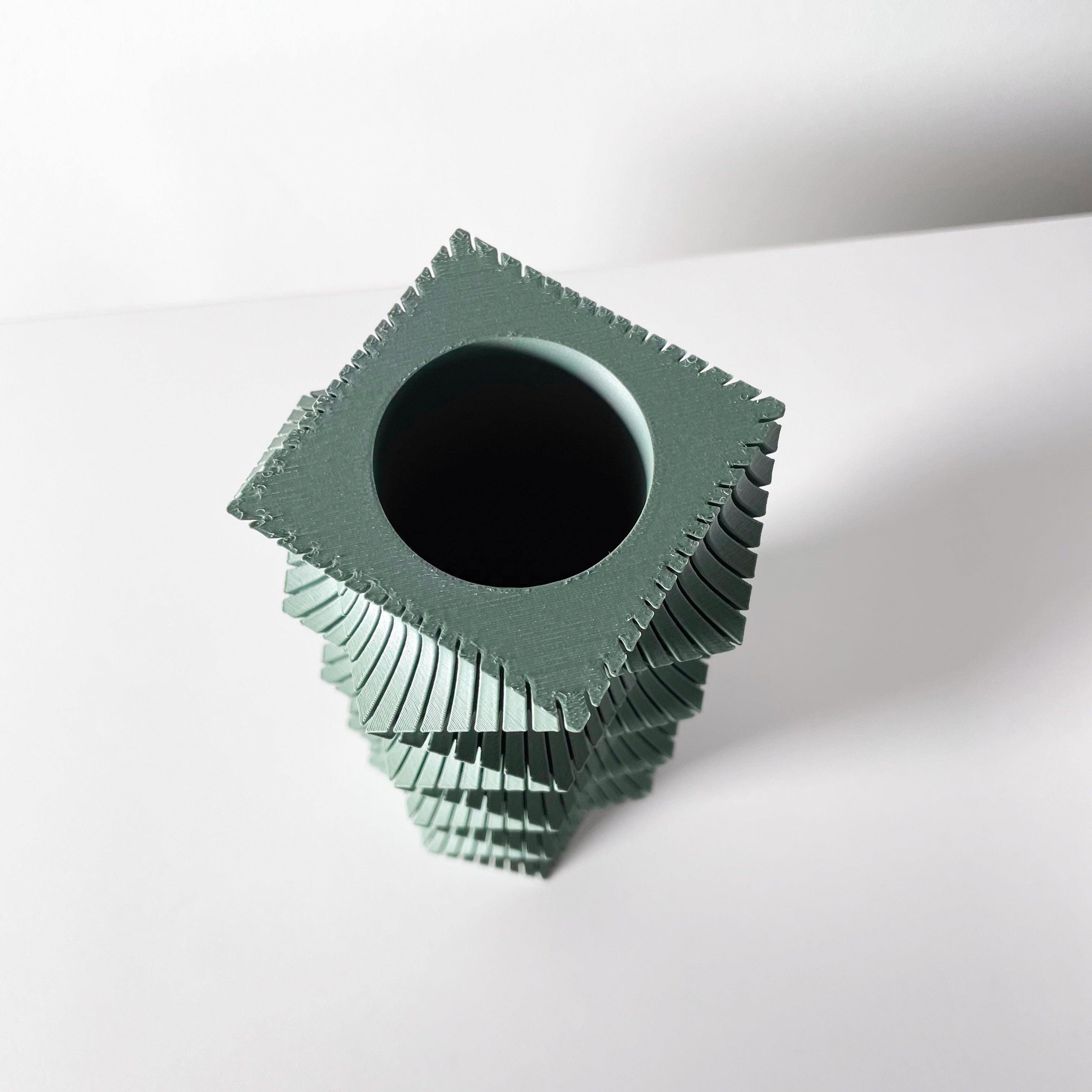 Anio Vase – Lebhafte Moderne Blumenpracht