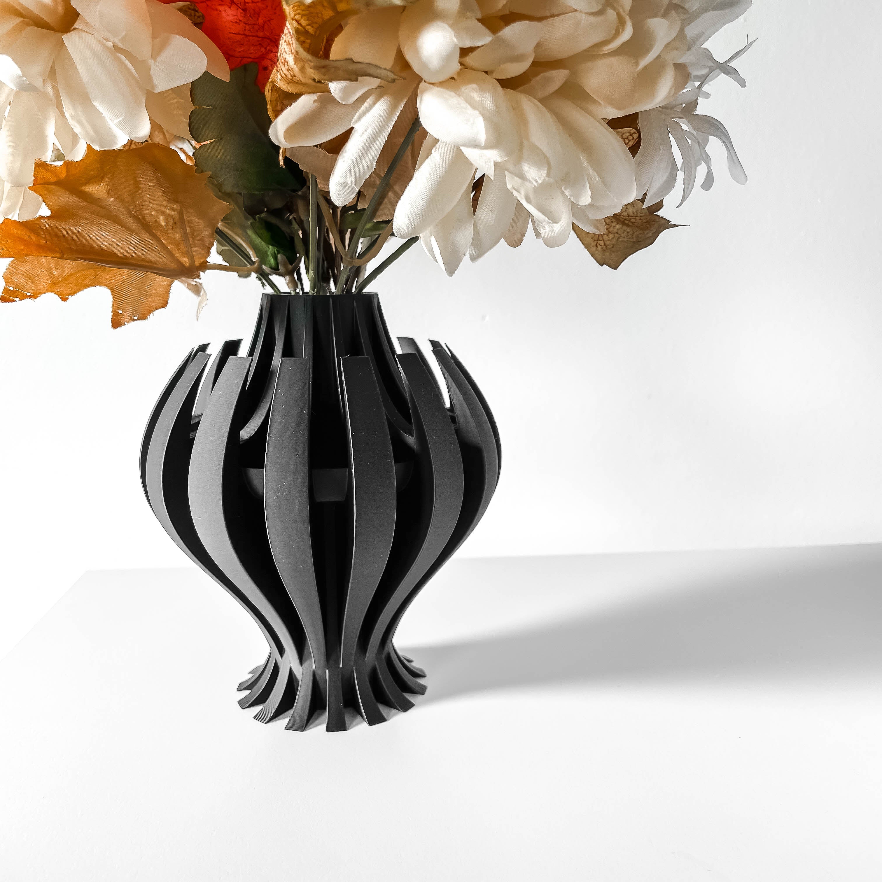 Nemesis Vase – Mächtige Moderne Blumenpracht