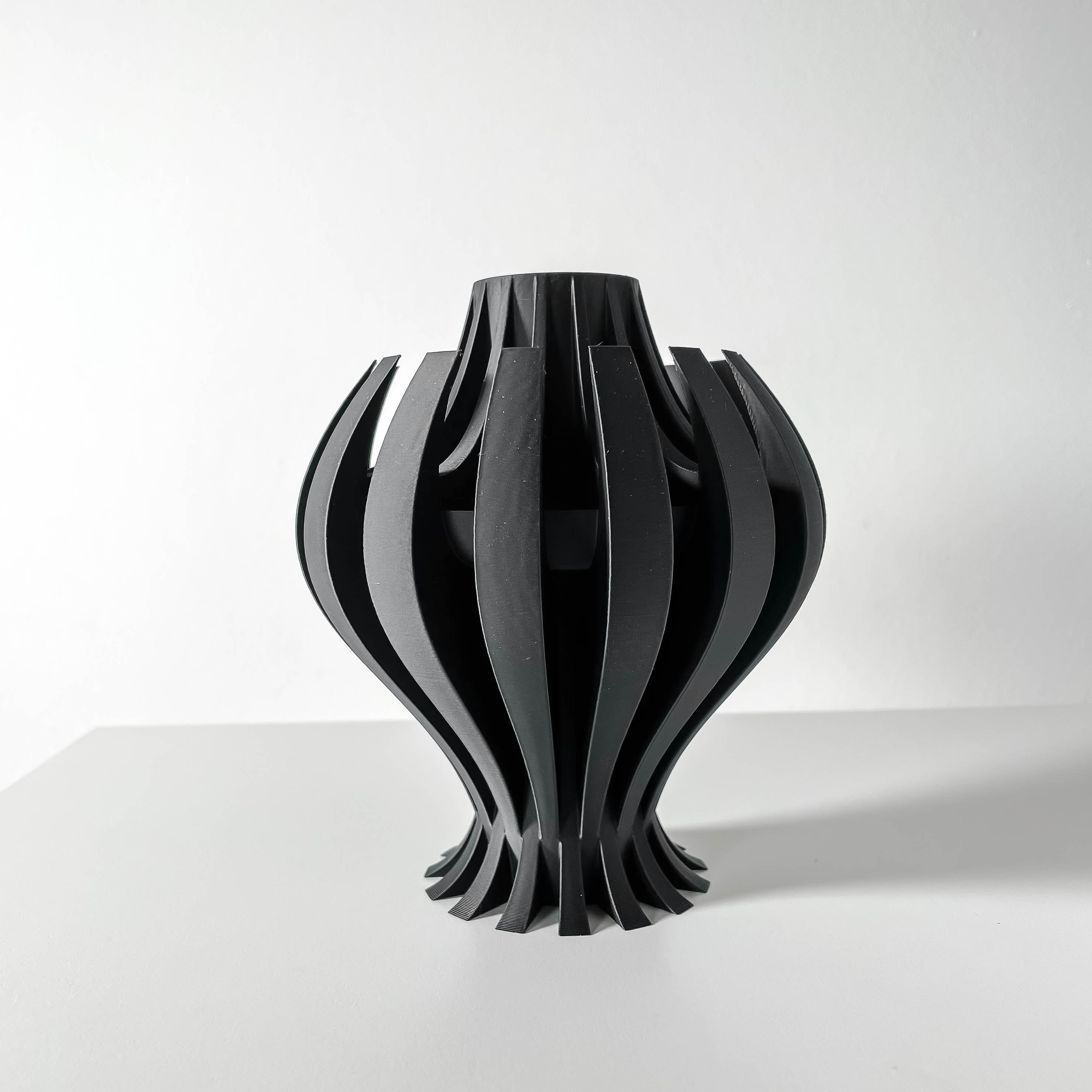 Nemesis Vase – Mächtige Moderne Blumenpracht