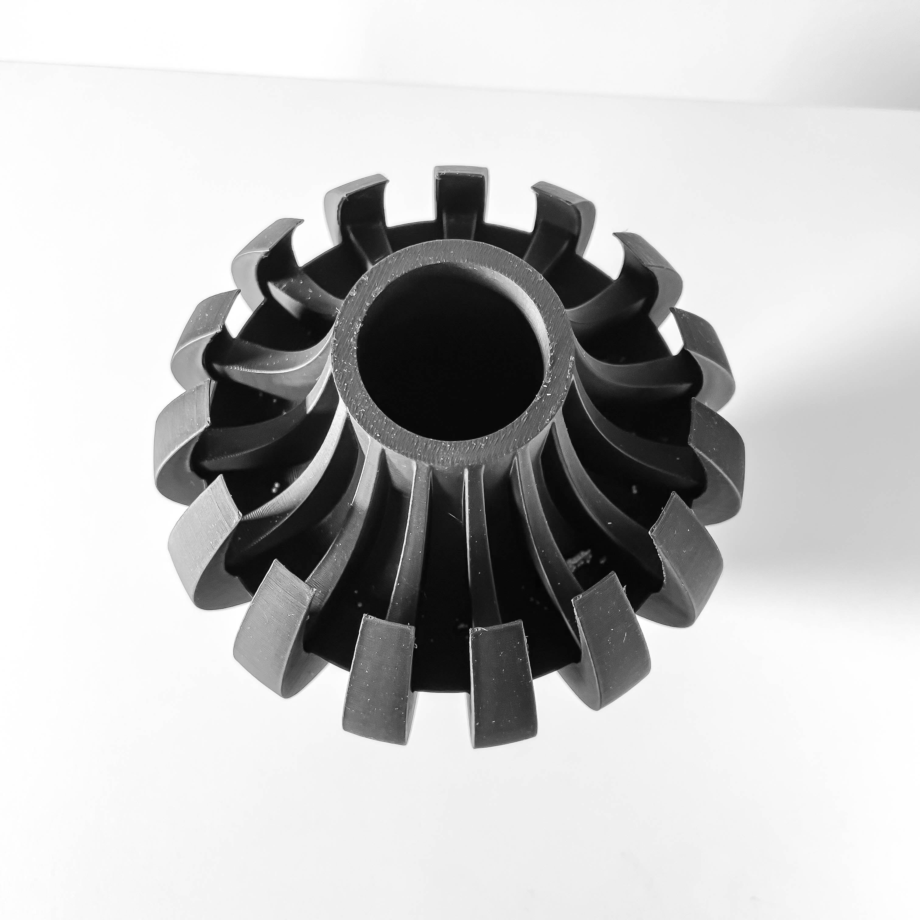 Nemesis Vase – Mächtige Moderne Blumenpracht